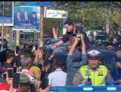 Di Padang, Erick Disambut Massa yang Menyemut