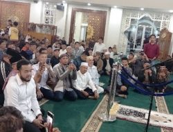Anies Shalat Magrib di Masjid Islamic Centre Padang Panjang