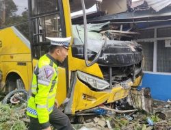 Bus Pariwisata Tabrak Pejalan Kaki,  Rumah dan Motor di Jalan Padang Panjang – Bukittinggi