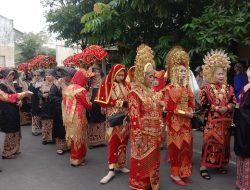 Ratusan Bundo Kanduang di Padang Pawai Adat Budaya Peringati Hari Ibu