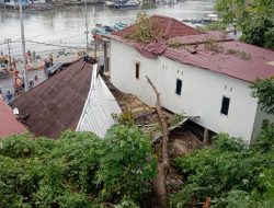 Dua Rumah Ditimpa Pohon di Batang Arau