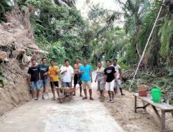 Masyarakat Manggopoh Goro Bersihkan Material Longsor