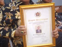 Ketua Umum PWI Pusat Hadiahi Dr. H. Amiruddin Piagam Penghargaan.