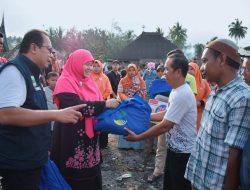 Lihat Korban Kebakaran di Cupak, Ny Harneli Mahyeldi: Musibah Jangan Membuat Kita Patah Semangat