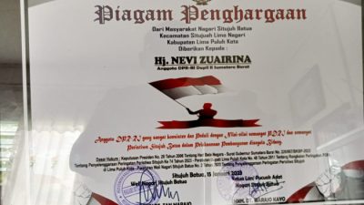Peduli Pembangunan di Nagari Situjuh Batua, Nevi Zuairina Dapat Penghargaan