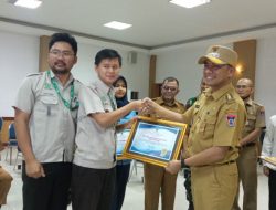 Ikut Cegah Stunting, Pemerintah Kecamatan Lubeg Beri Penghargaan PT Padang Raya Cakrawala