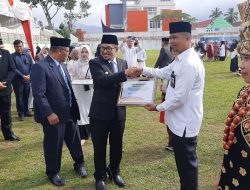 HAB, Dua Kepala Madrasah dan Tendik Kankemenag Tanah Datar Diganjar Penghargaan