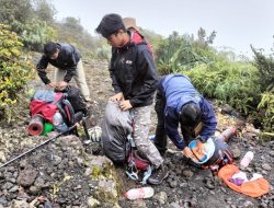 Puluhan Pendaki Dipaksa Turun dari Gunung Marapi