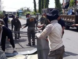 Berdiri di Fasum, Dua Lapak PKL Dibongkar