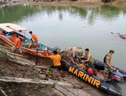Gunakan Perahu Karet Bersama Walikota Padang, Marinir Ikut Bersihkan Sungai Batang Arau