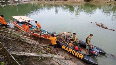 Gunakan Perahu Karet Bersama Walikota Padang, Marinir Ikut Bersihkan Sungai Batang Arau