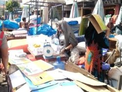 Pedagang Pasar Raya Padang Ditertibkan