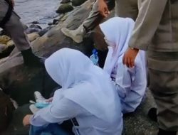 Dua Siswi Diduga Bolos saat Nongkrong di Pantai Padang