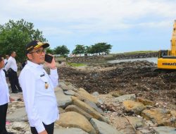 Pemko Bersihkan Tumpukan Sampah di Pantai Padang