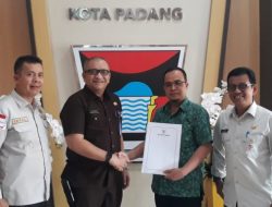 Resmi, Walikota Serahkan Nama Calon Wawako Ke DPRD Padang