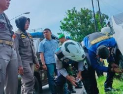 Tim Gabungan Gembosi Ban Mobil Parkir di Atas Trotoar di Padang