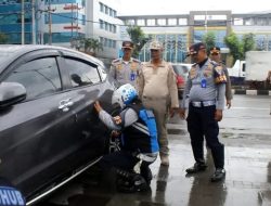 Petugas Kembali Kempiskan Kendaraan Parkir di Bahu Jalan Khatib Sulaiman