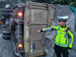 Truk Hino Rebah di Silaiang, Jalan Sempat Macet