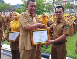 Karena Ini, Bupati Pessel Serahkan Penghargaan untuk SMKN 1 Painan