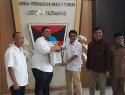 DPD PAN Padang Serahkan Berkas Balon Wawako ke Panlih DPRD