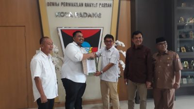 DPD PAN Padang Serahkan Berkas Balon Wawako ke Panlih DPRD