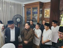 Gubernur Sumbar dan Ketua PSSI Melayat Azwar Anas