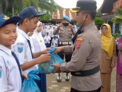 Kapolsek Lubeg Serahkan Bantuan Sembako pada Pelajar SMPN 6 Padang