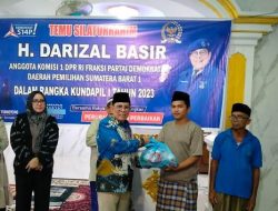 Kundapil ke Pessel, Darizal Basir Salurkan Sembako pada Warga Miskin