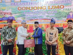 Wako Rida Hadiri Pelantikan Gonjong Limo Kabupaten Siak