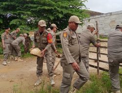 Satpol PP Buka Akses Jalan Menuju GOR Maharadin yang Dipagar Warga