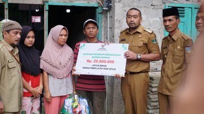Wagub Sumbar Serahkan Bantuan Bedah Rumah untuk Warga Sungai Durian Solok Selatan