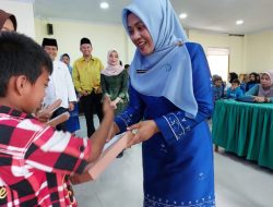 50 Anak Yatim Disantuni Indo Jalito, Penyerahan oleh Ny.Yenni AWR.