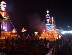 Festival Rakik Hias, Berkelap Kelip Menghiasi Danau Maninjau Di Malam Takbiran.