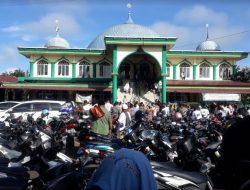 Ribuan Warga Shalat Id di Masjid Agung Babussallam