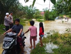 Kapolsek Tinjau Banjir di Pulau Punjung