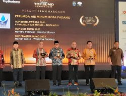 Wako Hendri Septa Dianugerahi Top Pembina BUMD 2023 dan Dirut Perumda AM Padang Top CEO BUMD 2023