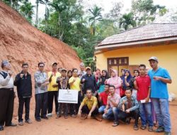 15 KK Korban Tanah Longsor di Jorong Mawar Nagari Lubuak Jantan Terima Bantuan