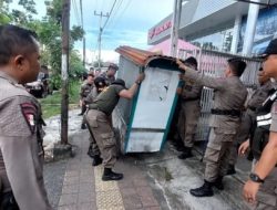 Sering Ditegur, Satpol PP Padang Akhirnya Tertibkan PKL di Trotoar