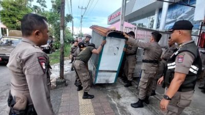 Sering Ditegur, Satpol PP Padang Akhirnya Tertibkan PKL di Trotoar