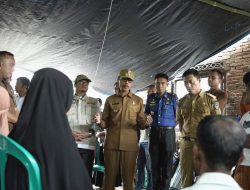 Bupati Safaruddin Tinjau Kebakaran dan Serahkan Bantuan di Sungai Cubadak