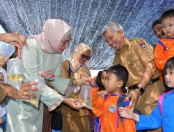 Anak TK Senang Dapat Ikan dari Wali Kota Padang