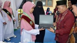 Bupati Agam Serahkan Laptop dan Sepeda Kepada Siswa SDIT Haji Djalaluddin