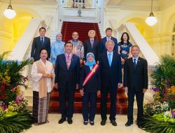 Menko Luhut Terima Bintang Darjah Utama Bakti Cemerlang