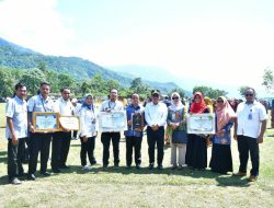 Semen Padang Serahkan Rp60 Juta Bantuan Proklim untuk Tiga Daerah di Sumbar