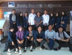 Mahasiswa Upgrisba Mengenal Jurnalisme Radio di RRI