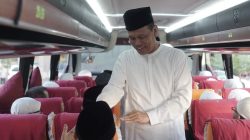 94 JCH Kota Pariaman Dilepas Menuju Asrama Haji