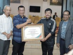 Indra Sjafri Dapat Penghargaan dari Pemkab Pessel