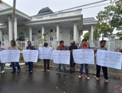 Wartawan Bukittinggi Aksi Damai di Depan Rumah Walikota
