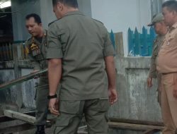 Satpol PP Bongkar Bangunan Liar di Padang Selatan