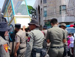 Satpol PP Sita Payung dan Gerobak Pedagang Pasar Raya Padang